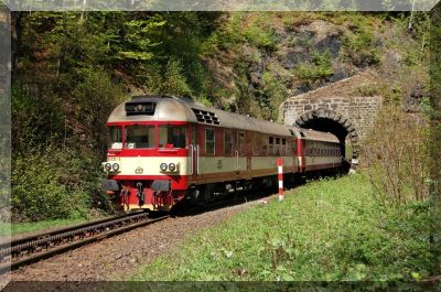 854.223 vyjíždí ze Žďárského tunelu do Tanvaldu
